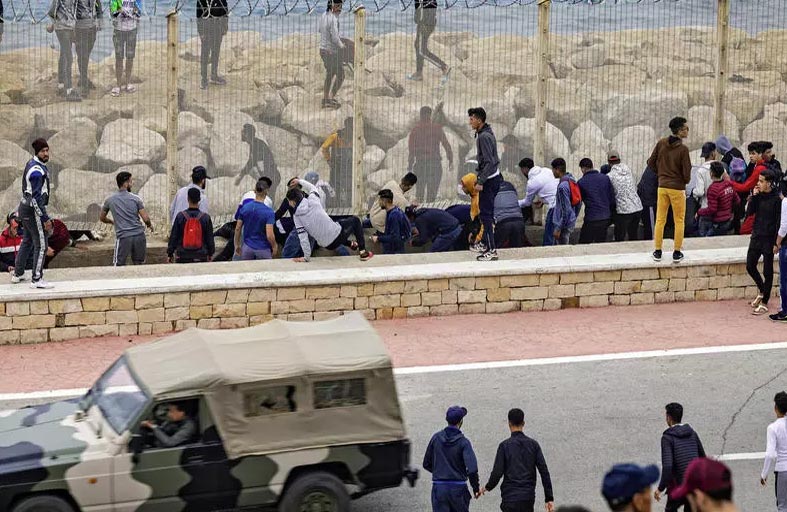   توافد المهاجرين من المغرب على جيب سبتة الإسباني متواصل 