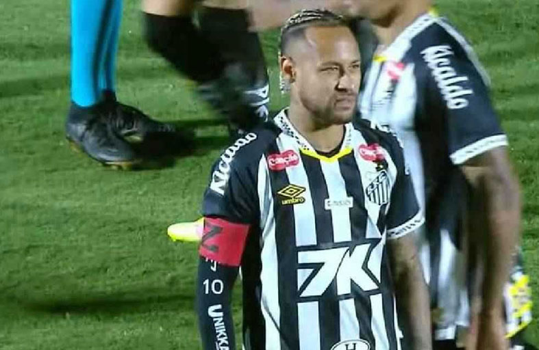 نيمار يوجه إشارة غاضبة بعد هزيمة مريرة لـ «سانتوس» 