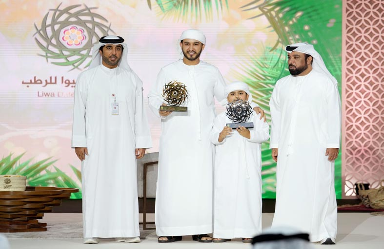 تتويج الفائزين في مسابقات مهرجان ليوا للرطب وفعاليات متنوعة لجناح التواجد البلدي