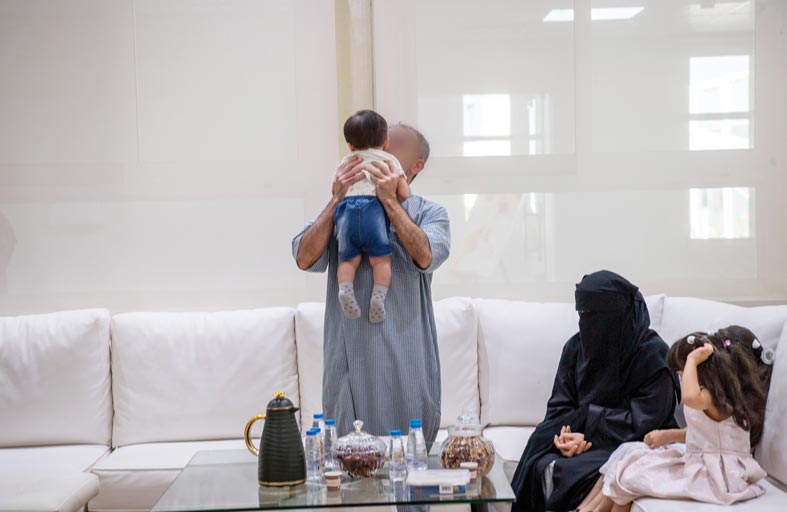 عقابية رأس الخيمة تجمع  بين نزيل ومولوده للمرة الأولى