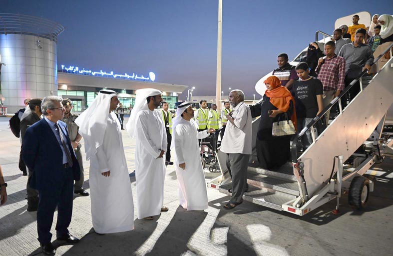 الإمارات تستقبل 180 شخصاً من رعايا عدة دول وصلوا من السودان على متن طائرة إجلاء