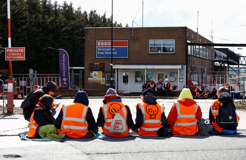 نشطاء يغلقون عشر محطات نفط في بريطانيا 