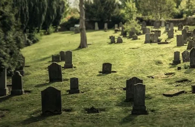 فوضى في مقبرة بعد اقتحام سيارة 