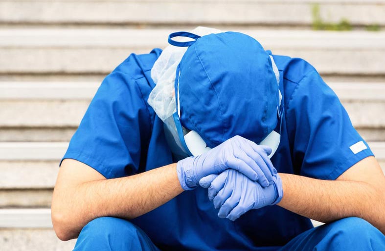 دراسة: عام 2021 الأكثر تكلفة نفسية على الأطباء