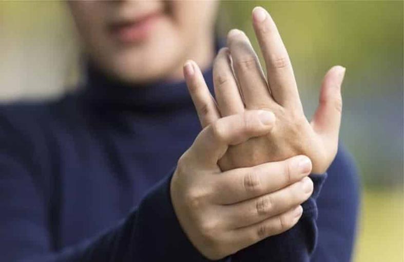 فرقعة الأصابع.. دراسة تحسم الجدل وتكشف النتائج
