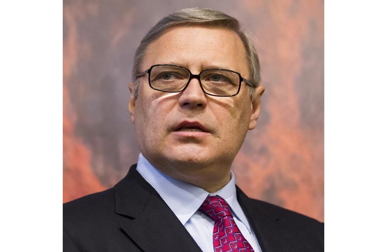  رئيس حكومة سابق في عهد بوتين يغادر روسيا 