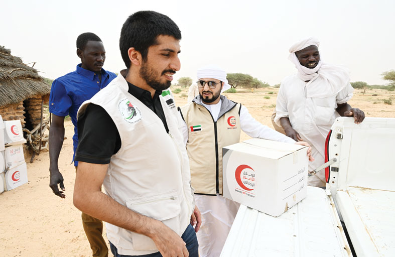 الفريق الإنساني الإماراتي يواصل توزيع الطرود الغذائية في قرى أمدجراس التشادية