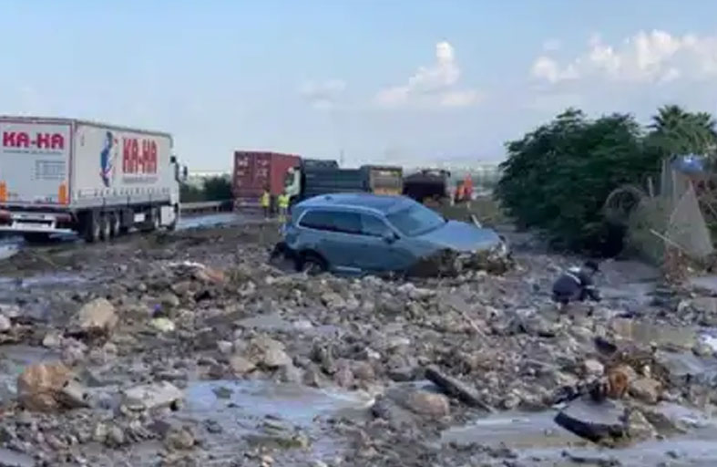 يصارع السيول قبل أن يلقى حتفه