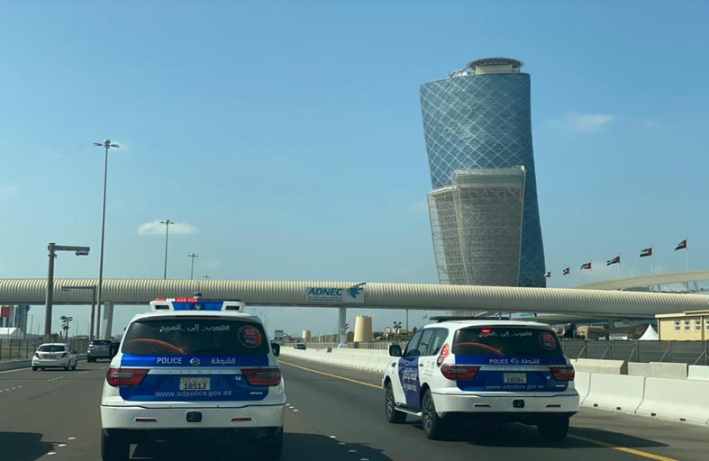 دوريات شرطة أبوظبي تتزين بشعار (العرب إلى المريخ)