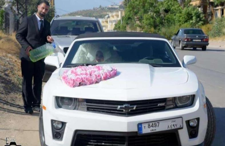 انقطاع سيارة عريس من البنزين