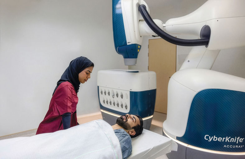 «صحة» تقدِّم تقنية «سايبر نايف» في مستشفى «توام» للمرة الأولى في دولة الإمارات