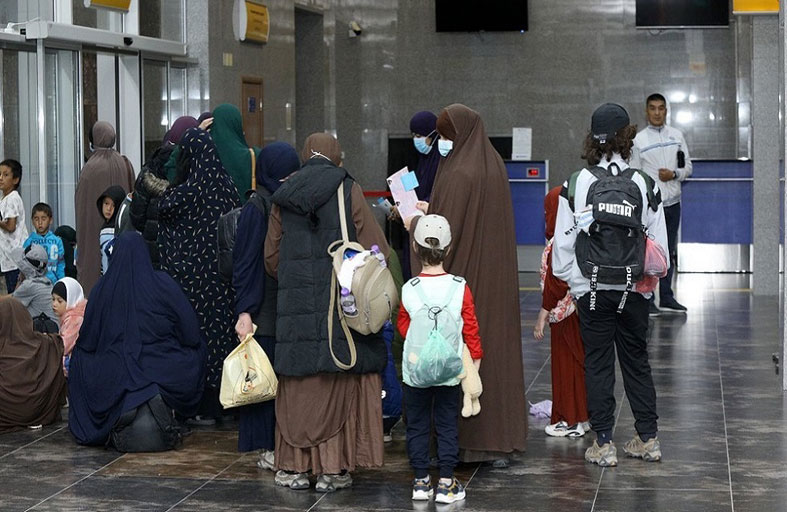 قرغيزستان تنقل من سوريا 100 من نساء وأطفال المتطرفين