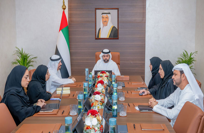 محمد الشرقي يلتقي فريق الموارد البشرية بالفجيرة ويطّلع على تقارير عملها ونتائج مبادراتها