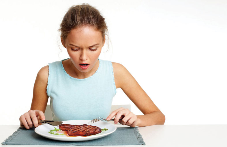 منها اللحوم الحمراء.. 6 أطعمة تسرع الشيخوخة وترهل البشرة