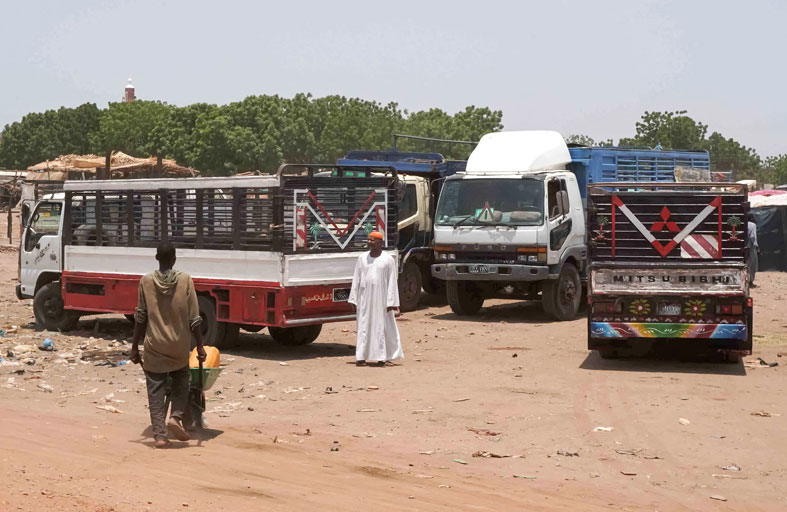 حرب السودان توقف العجلات عن الدوران.. والأزمة تتعمق