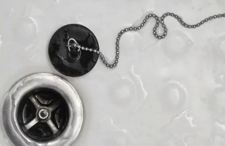 أم تحذر: سدادة حوض الاستحمام كادت تقتل طفلي