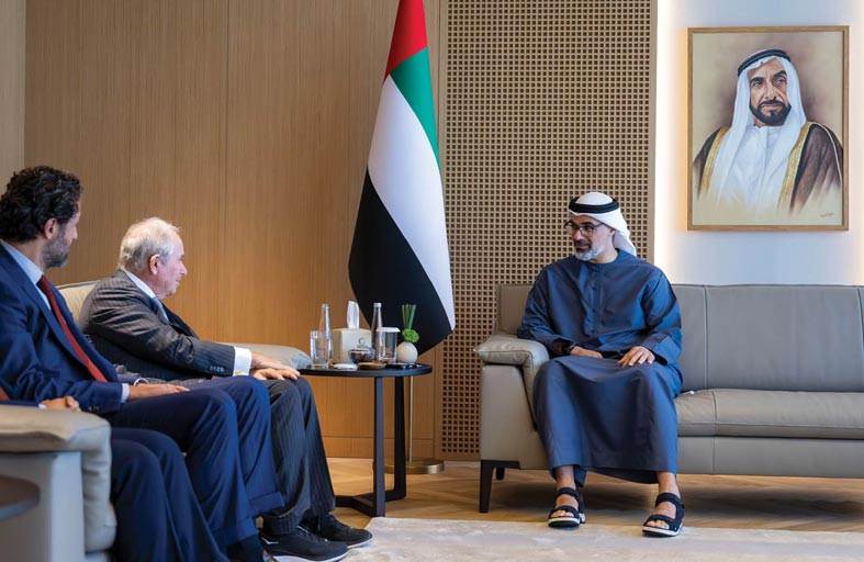 خالد بن محمد بن زايد يلتقي الرئيس التنفيذي لمجموعة بلاكستون للاستشارات المالية