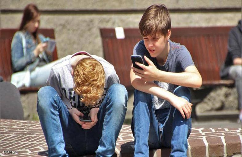 فيسبوك يتجاوز الحدود.. إعلانات سجائر وكحول وقمار للأطفال