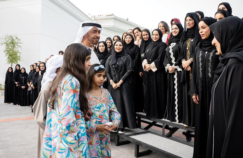محمد بن زايد يؤكد أهمية دور المرأة في تنشئة أجيال واعية قادرة على مواجهة التحديات ومواصلة البناء
