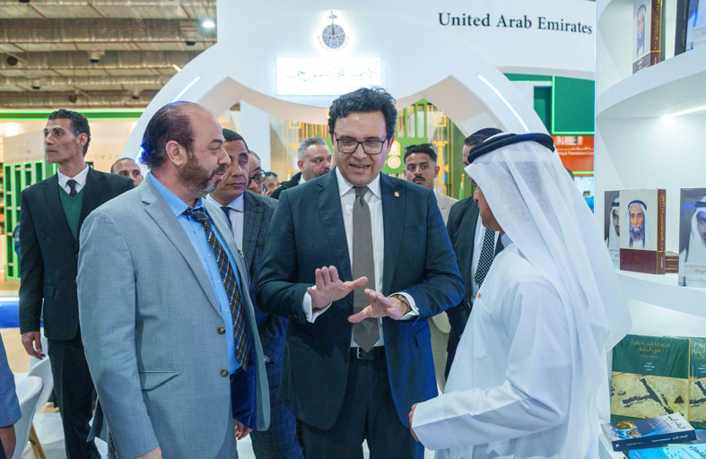 وزير الثقافة المصري يزور جناح حكومة الفجيرة في معرض القاهرة للكتاب
