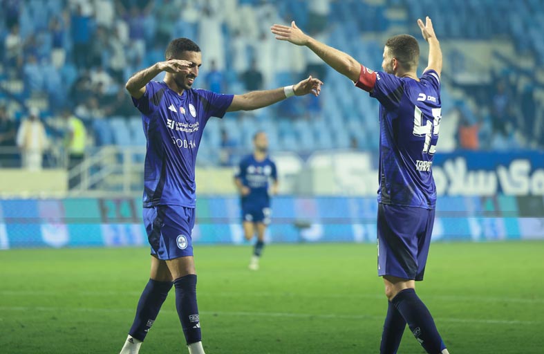 العنابي يؤازر المنتخب بالأبيض وجماهيره تنادي الهداف التاريخي