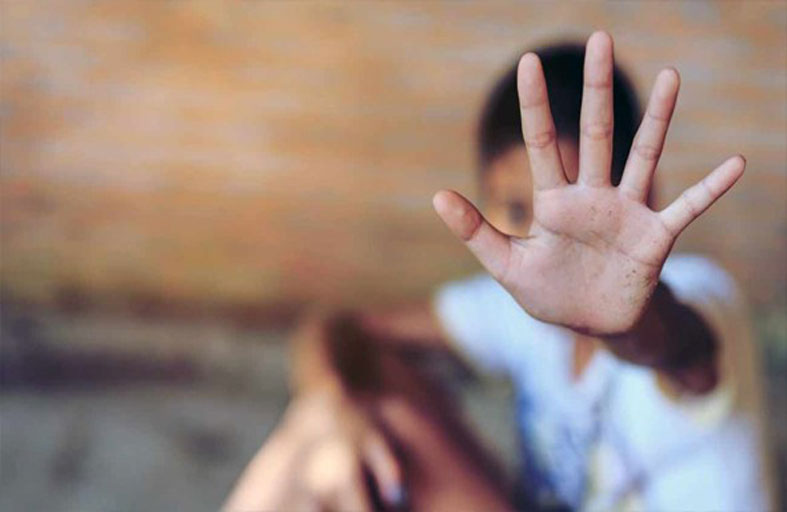 إشارات سرية تنقذ طفلا من قسوة أبويه