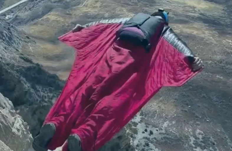 قفزة قاتلة تنهي حياة أشهر طياري «البدلة المجنّحة»