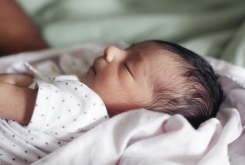 لماذا يولد بعض الأطفال بشعر كثيف؟