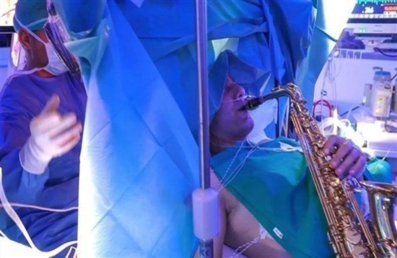 يعزف على الساكسوفون خلال إزالة ورم من دماغه