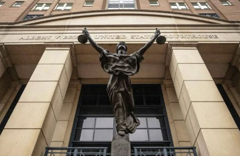 عاملة إغاثة تدلي بشهادتها في محاكمة عضو خلية داعشية