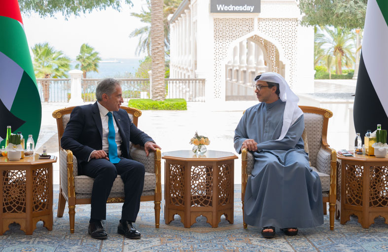 منصور بن زايد ورئيس الوزراء الأردني يشهدان توقيع اتفاقية بين الإمارات و الأردن لإنشاء شبكة سكك حديدية تربط مناطق التعدين بميناء العقبة وتأسيس الشركة الإماراتية الأردنية لسكك الحديد 