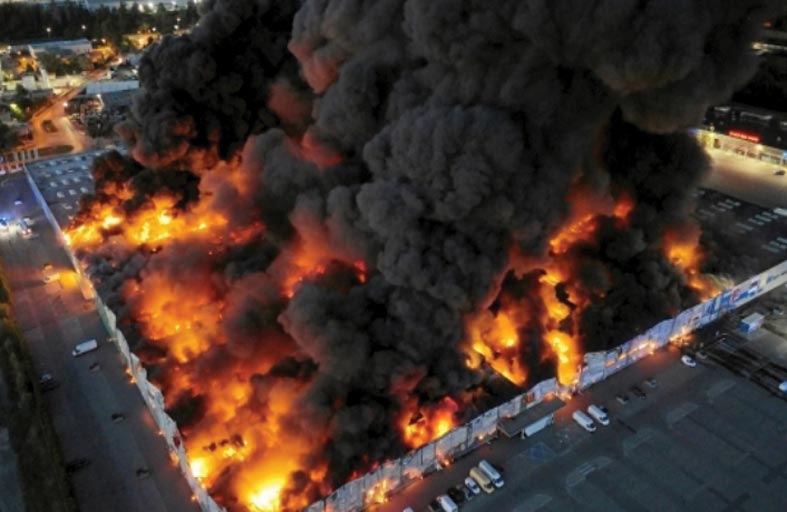 حريق يلتهم أحد أكبر مراكز التسوق في وارسو 