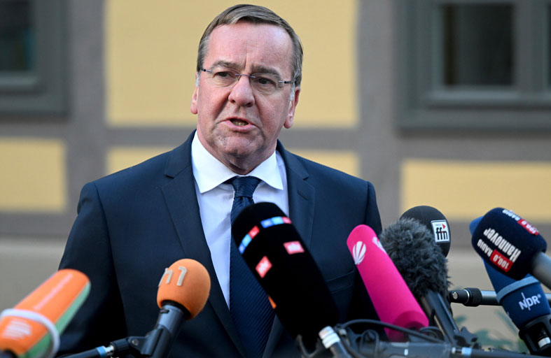  وزير الدفاع الألماني: لن نصبح طرفا في حرب أوكرانيا