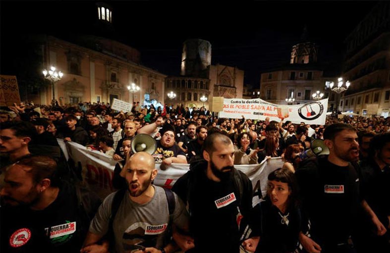 الآلاف يحتجون في بلنسية الإسبانية بسبب كارثة الفيضانات 