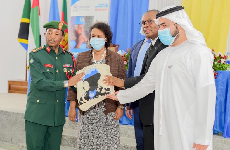 بتوجيهات الشيخة فاطمة.. الإمارات ترسل شحنة هدايا لقوات حفظ السلام النسائية في أفريقيا