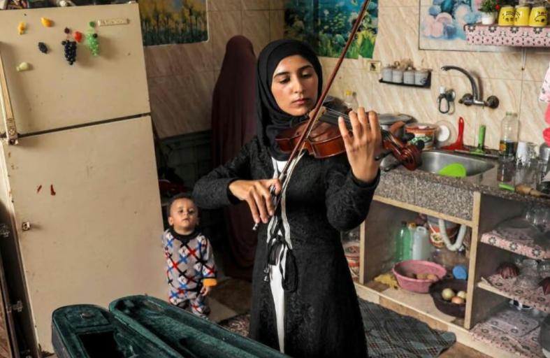 غزة.. الغناء للتغلب على أصوات القصف 