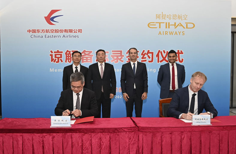 الاتحاد للطيران وخطوط شرق الصين الجوية تعززان شراكتهما الاستراتيجية