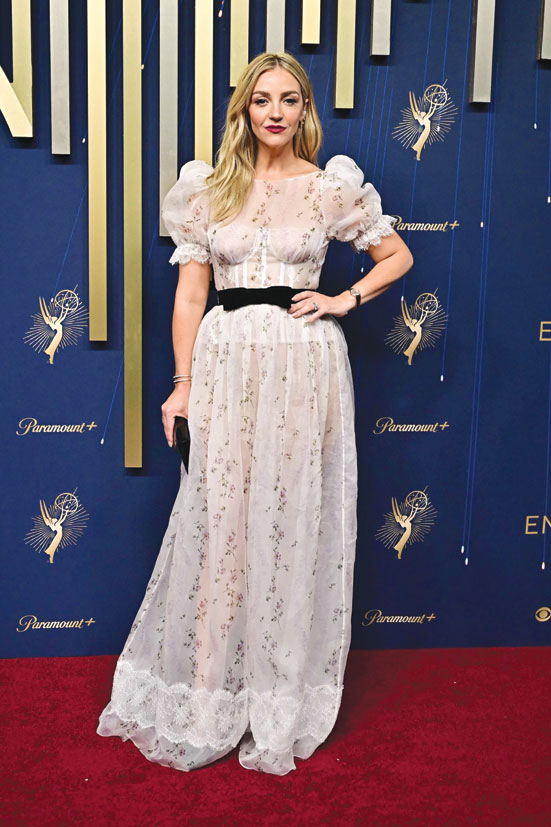 الممثلة الأمريكية آبي إليوت لدى وصولها إلى حفل توزيع جوائز إيمي برايم تايم السابع والسبعين في مسرح بيكوك بمسرح إل إيه لايف في لوس أنجلوس. ا ف ب 