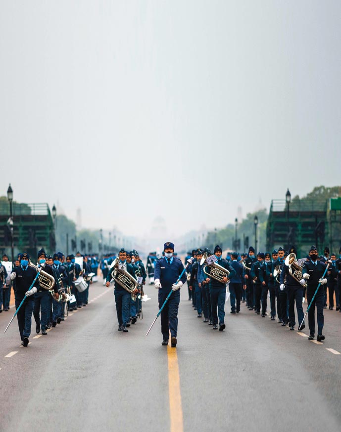 جنود من القوات الجوية يشاركون في بروفة لمسيرة يوم الجمهورية بالقرب من بوابة الهند في نيودلهي، أمس 5 يناير.ا ف ب