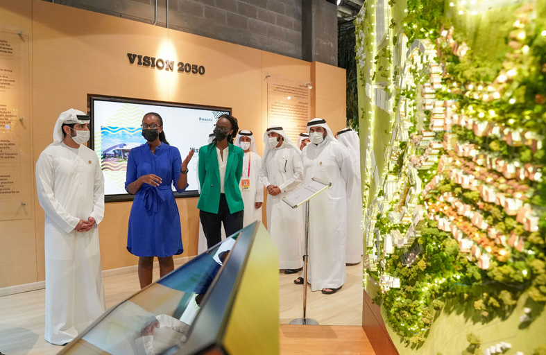 خلال زيارته جناحي رواندا وساحل العاج : حمدان بن محمد يشيد بالمشاركة الأفريقية وما تبرزه من نهضة تنموية مزدهرة في دول القارة 