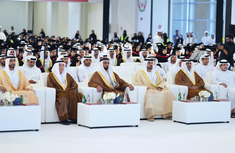 سيف بن زايد يشهد حفل تخريج الدفعة الـ 43 من طلبة جامعة الإمارات