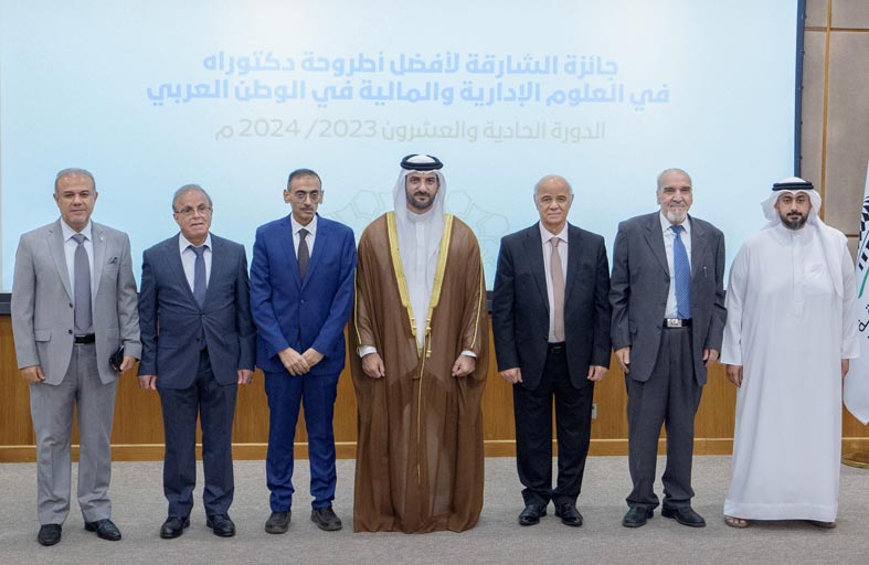 سلطان بن أحمد يكرم الفائزين بجائزة الشارقة لأفضل أطروحة دكتوراه في العلوم الإدارية والمالية بالوطن العربي