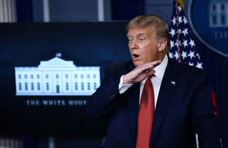 ترامب يدرس منع عودة أمريكيين ومقيمين للبلاد 