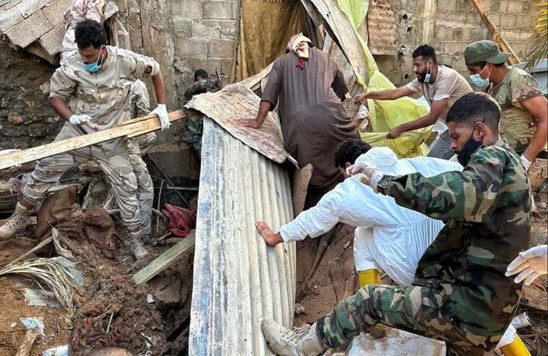 وسط كارثة درنة.. قصص بطولية لسلاسل بشرية من الجنود