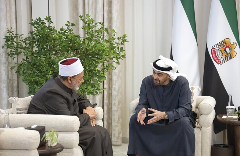محمد بن زايد يشيد بجهود أحمد الطيب في نشر رسالة التسامح ودور الأزهر المحوري في التعريف بالصورة الحقيقية للإسلام والحفاظ على رسالته السمحة  