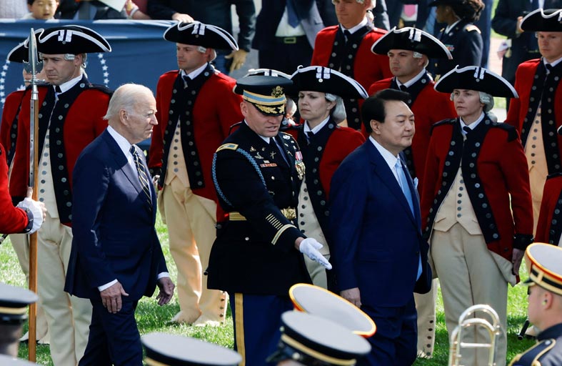 بايدن يبحث مع نظيره الكوري الجنوبي تعزيز التحالف بين البلدين 