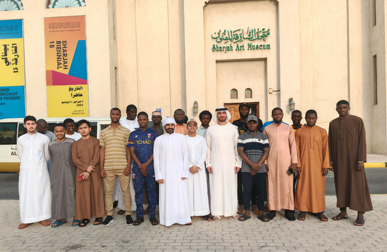 «طلاب الجامعة القاسمية» يتعرفون على الإبداعات الفنية والمعروضات في زيارتهم إلى متحف الشارقة للفنون وما به من جمال وفن  