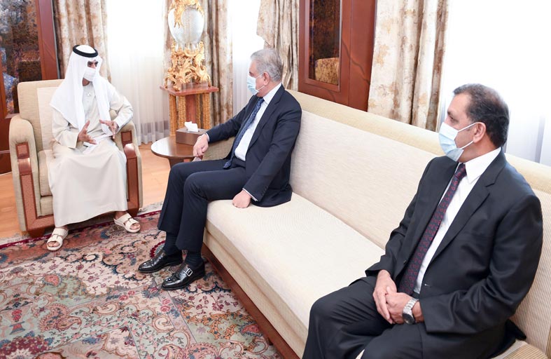 نهيان بن مبارك يبحث مع وزير خارجية باكستان تعزيز التعاون