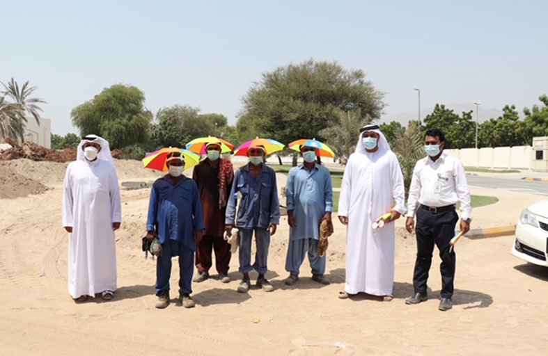 مجلس أولياء أمور مدينة دبا الحصن يوزع قبعات على العمال للوقاية من الشمس ضمن مبادرته «عمالنا منا وفينا»