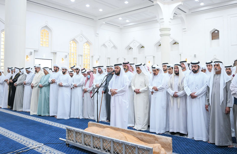 حاكما عجمان وأم القيوين والشيوخ يؤدون صلاة الجنازة على جثمان الشيخ سعيد بن راشد النعيمي
